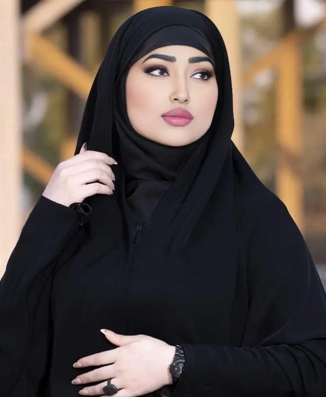 Обряд гадания на Таро — гадалка проводит эзотерический ритуал при свечах